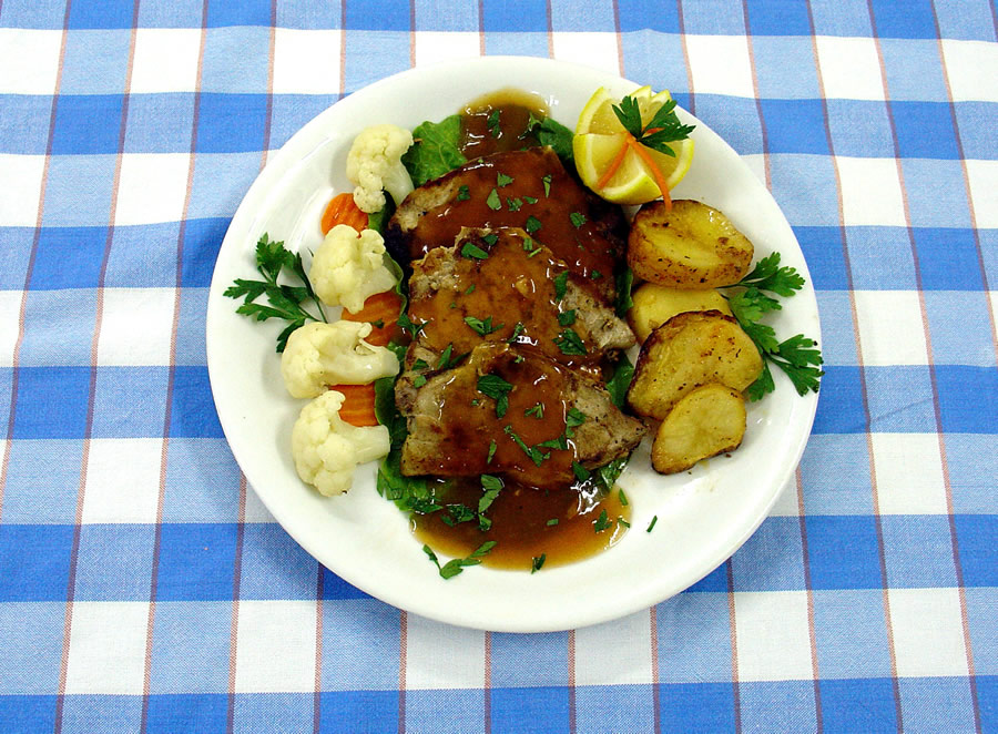 Grilled pork chops with vegetables